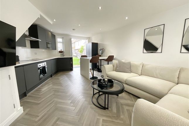 Arrowsmith Path, Chigwell photo 3