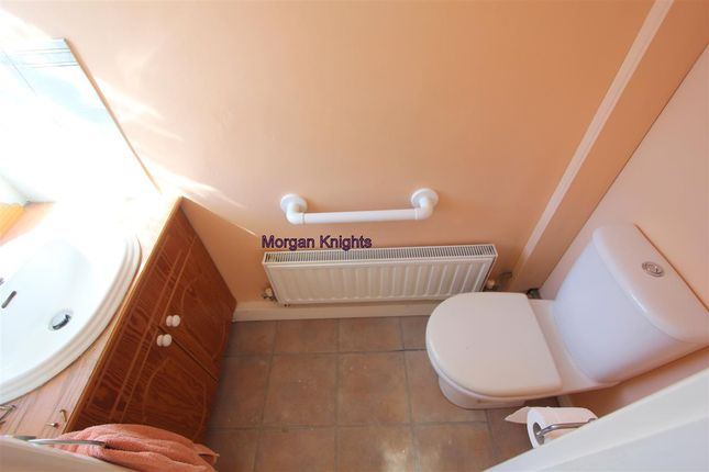 5, Sims Close, Romford photo 5