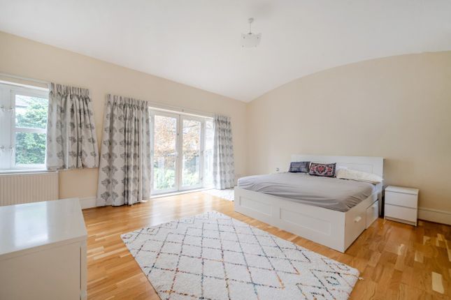 10B, Trinity Crescent, London photo 3