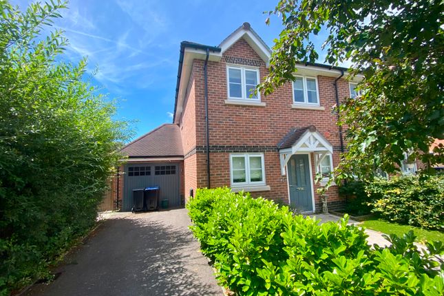 3-bed house on 22 Kings Close, West End, Woking, £2,295/mo