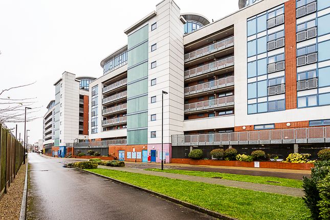 Flat to rent in Roundwood Court, Meath Crescent, London