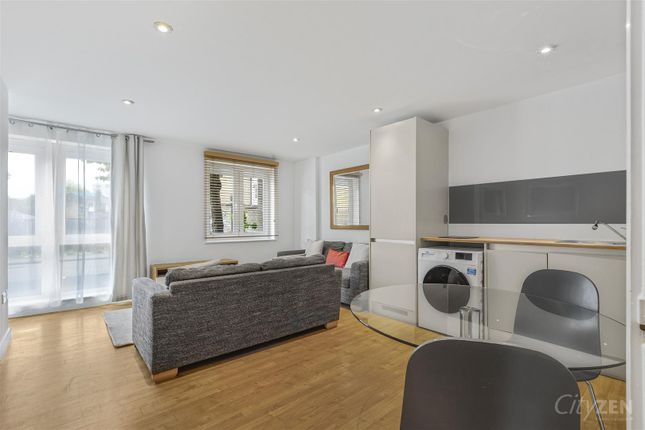 Thumbnail Flat to rent in Queensgate House, Hereford Road, Bow