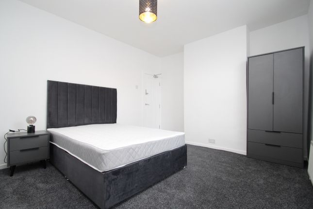 Room to rent in Room 1, Salisbury Avenue, Armley, Leeds