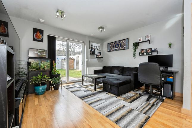 61, Saxton Close, Grays photo 2