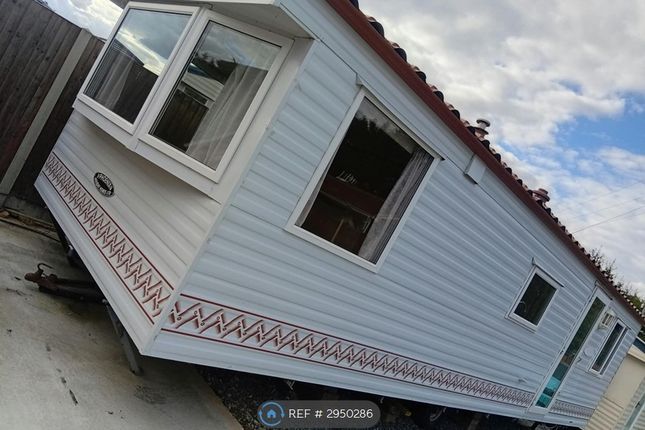 1-bed caravan on Holt Pound Farm, Wrecclesham Hill Wrecclesham, Farnham, £1,000/mo
