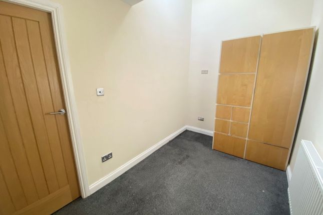 Flat, Rear Of, 586, Harrogate Road, Leeds photo 4