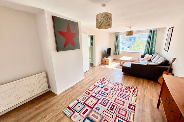 8 Willen Road, Newport Pagnell photo 3