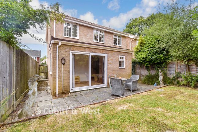 31, The Fieldings, Horsham photo 4