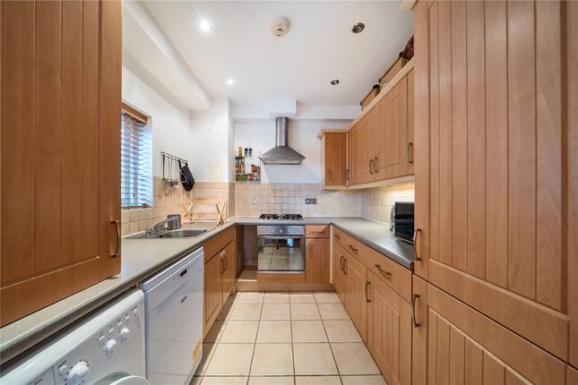 Flat for sale in Queen's Drive, London