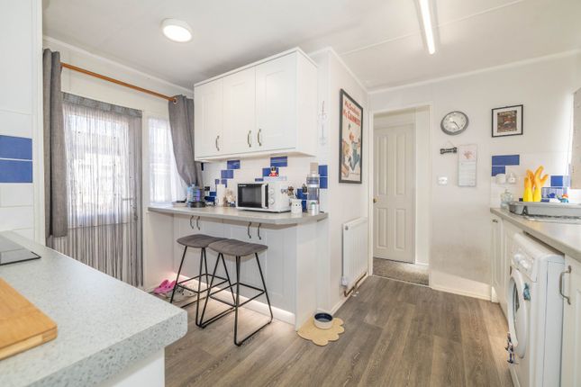 4, Four Horseshoes Park, Graveney photo 4