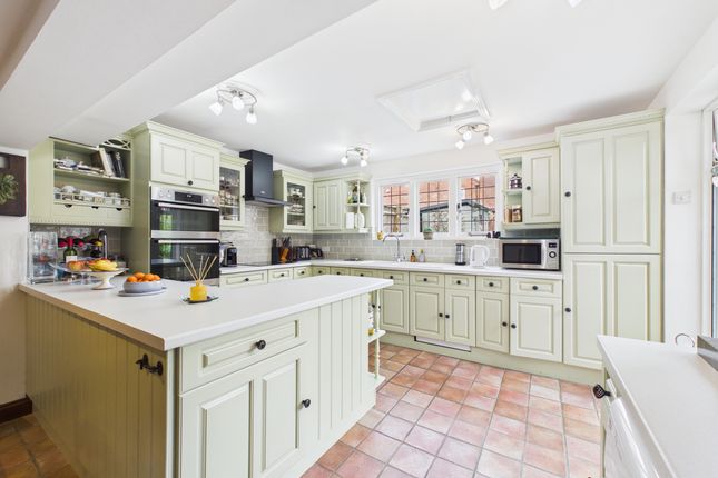 2 Ricketts Farmhouse, High Wycombe photo 2