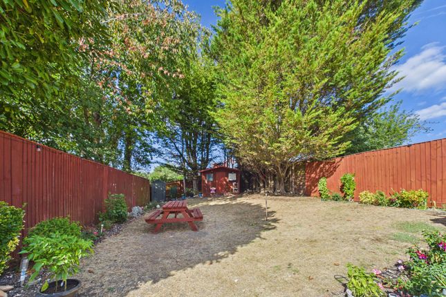 26 New Drive, High Wycombe photo 2