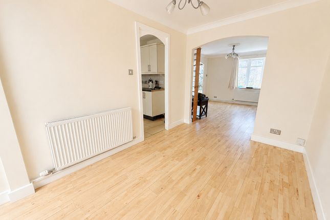 12, Lapwing Close, Swindon photo 3