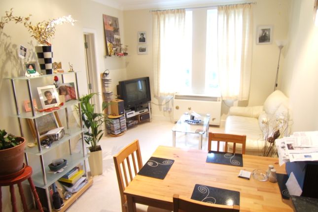 Flat to rent in Avenue Road, Staines
