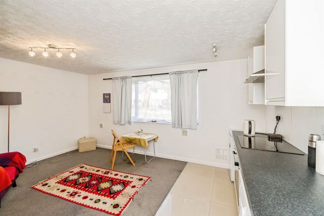 Flat 2, Winchester Court, Sutherland Close, Romsey photo 4