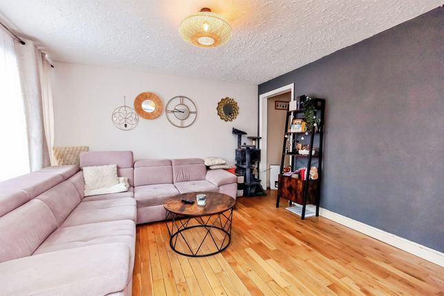 10, Bates Avenue, Kettering photo 2