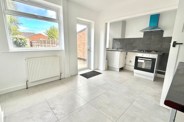 30, LUTON photo 2