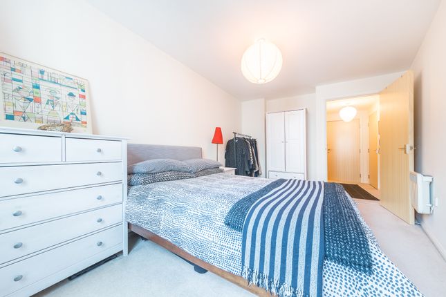 Flat to rent in Admiral House, 19 St. George Wharf, Vauxhall, London