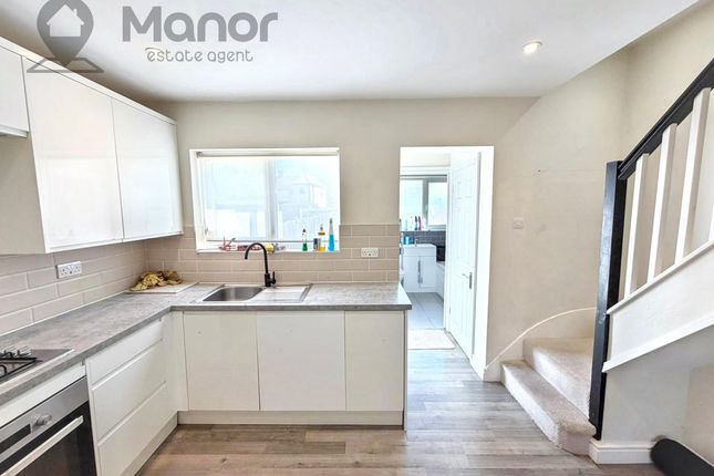 166 Elm Park Avenue, Hornchurch photo 2