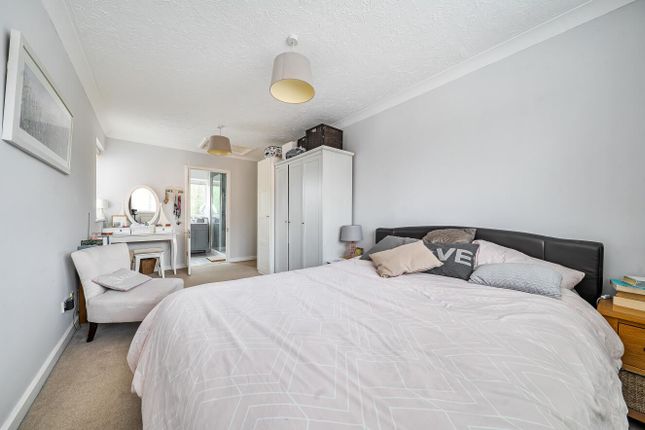 61, Calshot Drive, Chandler's Ford photo 4