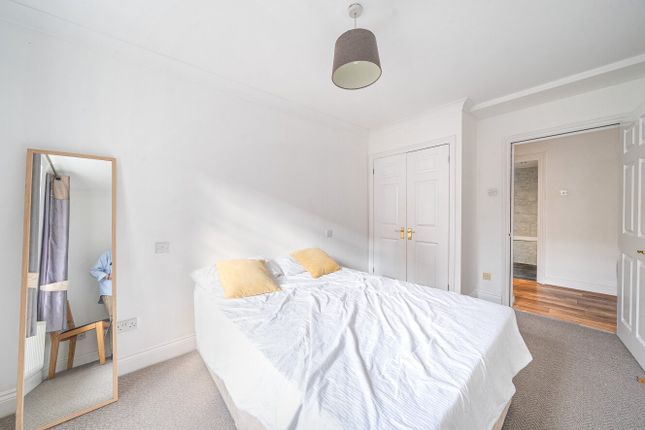 Flat 5, Saxoncroft House, 2, Fisher's Close, London photo 4