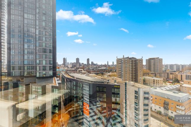 Flat to rent in Chronicle Tower, City Road, Clerkenwell, London