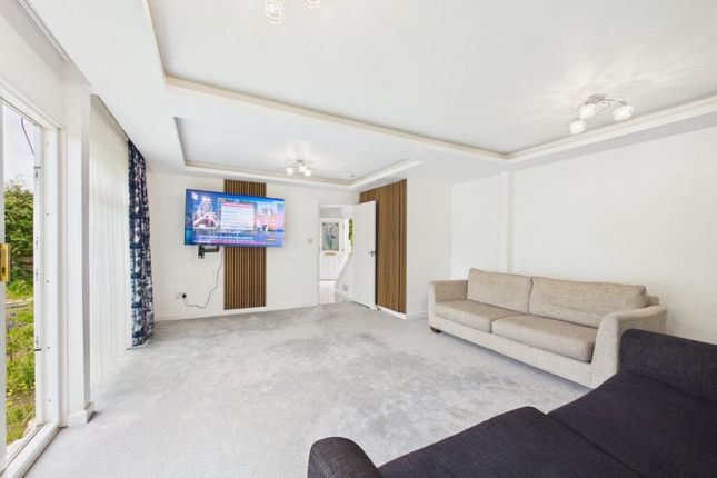 6, Carlyle court, Livingston photo 3