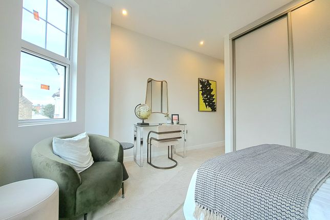 Flat for sale in Inglis Road, London
