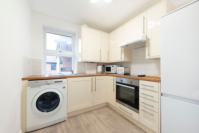 Flat 2 Quadrangle Lodge, 40 Queens Road, London photo 3