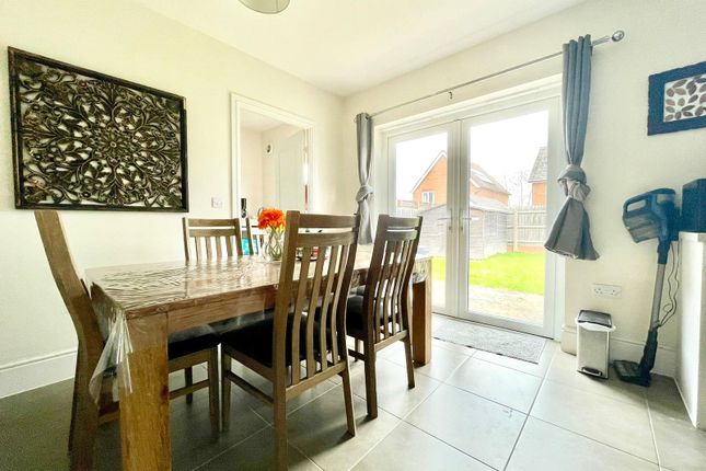 Detached house to rent in Martinet Road, Woodley, Berkshire