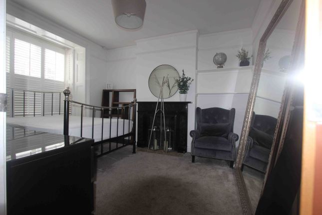 Terraced house to rent in Temple Road, Windsor
