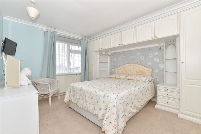 Henwoods Crescent Pembury, Tunbridge Wells photo 4
