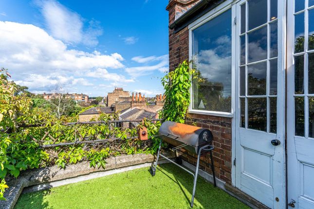 Flat for sale in Brixton Water Lane, Brockwell Park, London