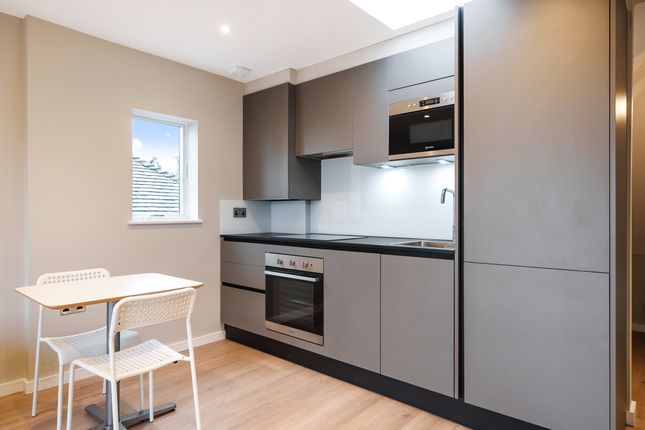 Flat to rent in Hayes Crescent, London