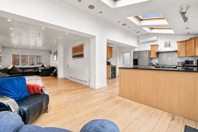19 Woolhampton Way, Chigwell photo 4