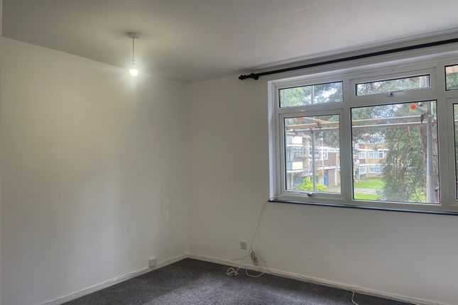 94 Deerswood Court, Crawley photo 3