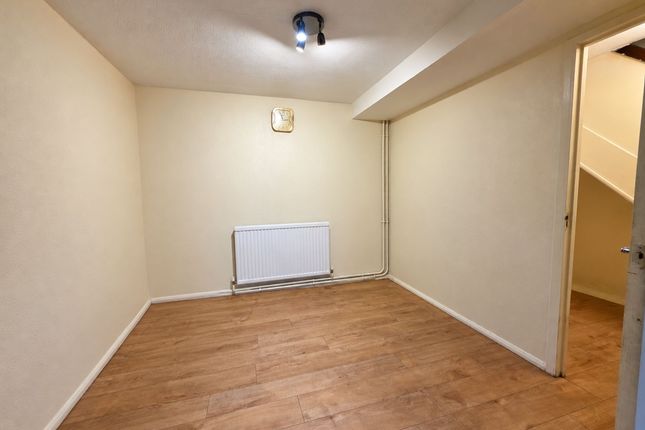 49 Melbourne Road, London photo 2
