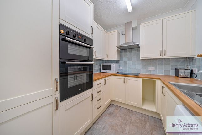 1 Cremorne Place King George Avenue, Petersfield photo 3