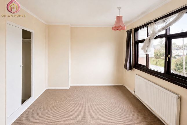 9, Newbury Close, Romford photo 3