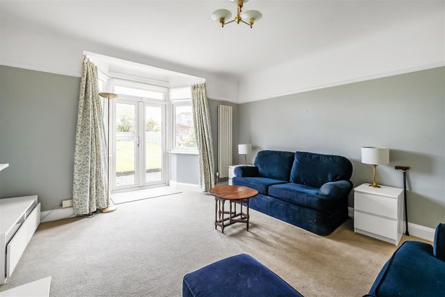 7, Chaffers Mead, Ashtead photo 3