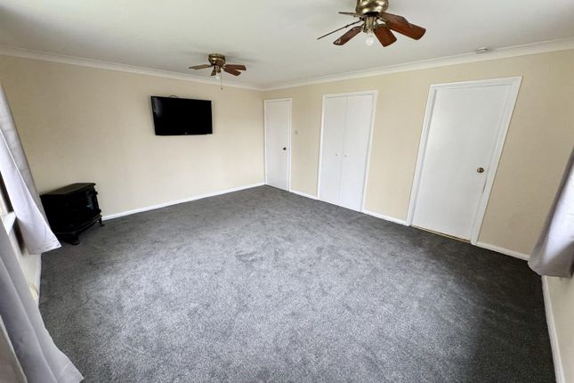 23, Fairbairn Close, Purley photo 4