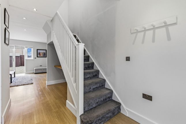 32, Montgomery Gardens, Canterbury photo 2