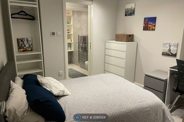 Thumbnail Room to rent in Rose Court, London