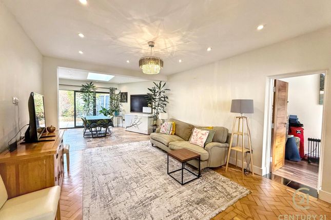 18, Minterne Avenue, SOUTHALL photo 3