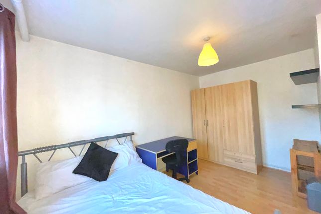 Flat 24, Foster Court, London photo 4