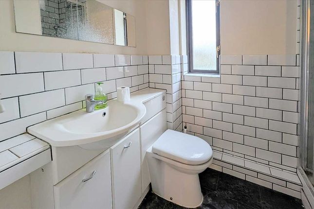 22, Swan Drive, Colindale photo 4