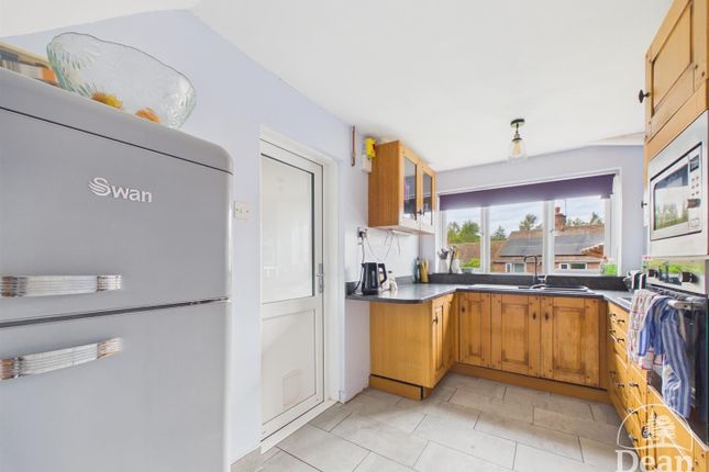 8, Woodland Rise, Lydney photo 4