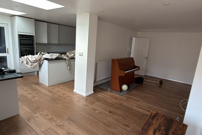 Stoneleigh Close, Luton photo 5