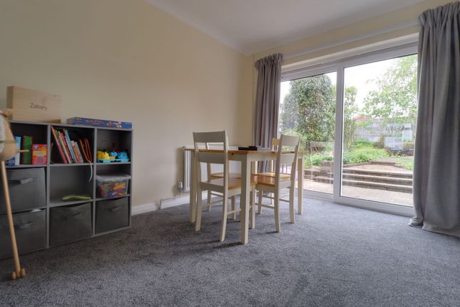 10 Heath Drive, Stafford photo 4