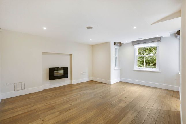 Thumbnail Flat to rent in Cavalry Square, London